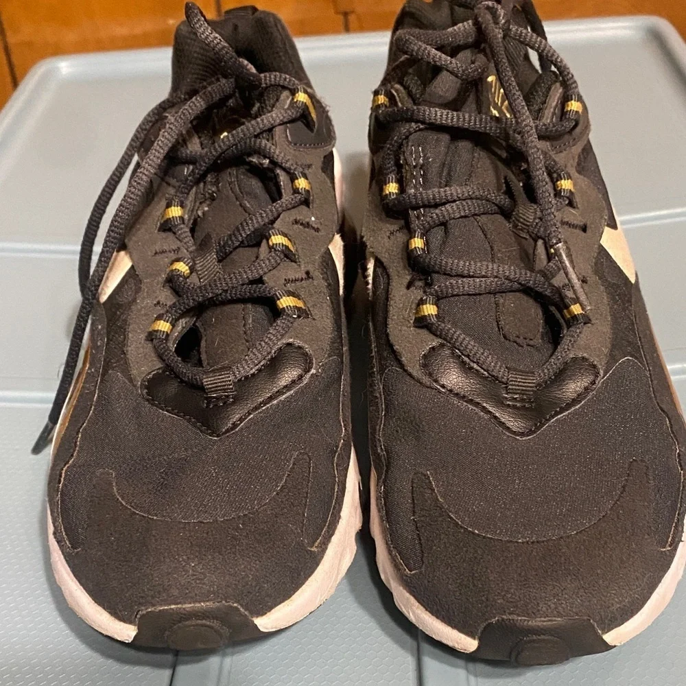Nike Air Max 270 Youth 5.5 Black and Gold Athletic Sneakers Activewear Running